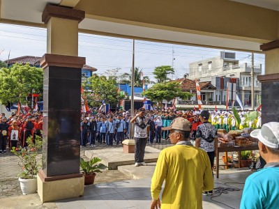 Jalan Sehat Hari Guru Dan Hari jadi Kra.