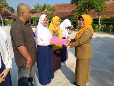 penyerahan siswa  kls 9 th 2023 pada orangtua.